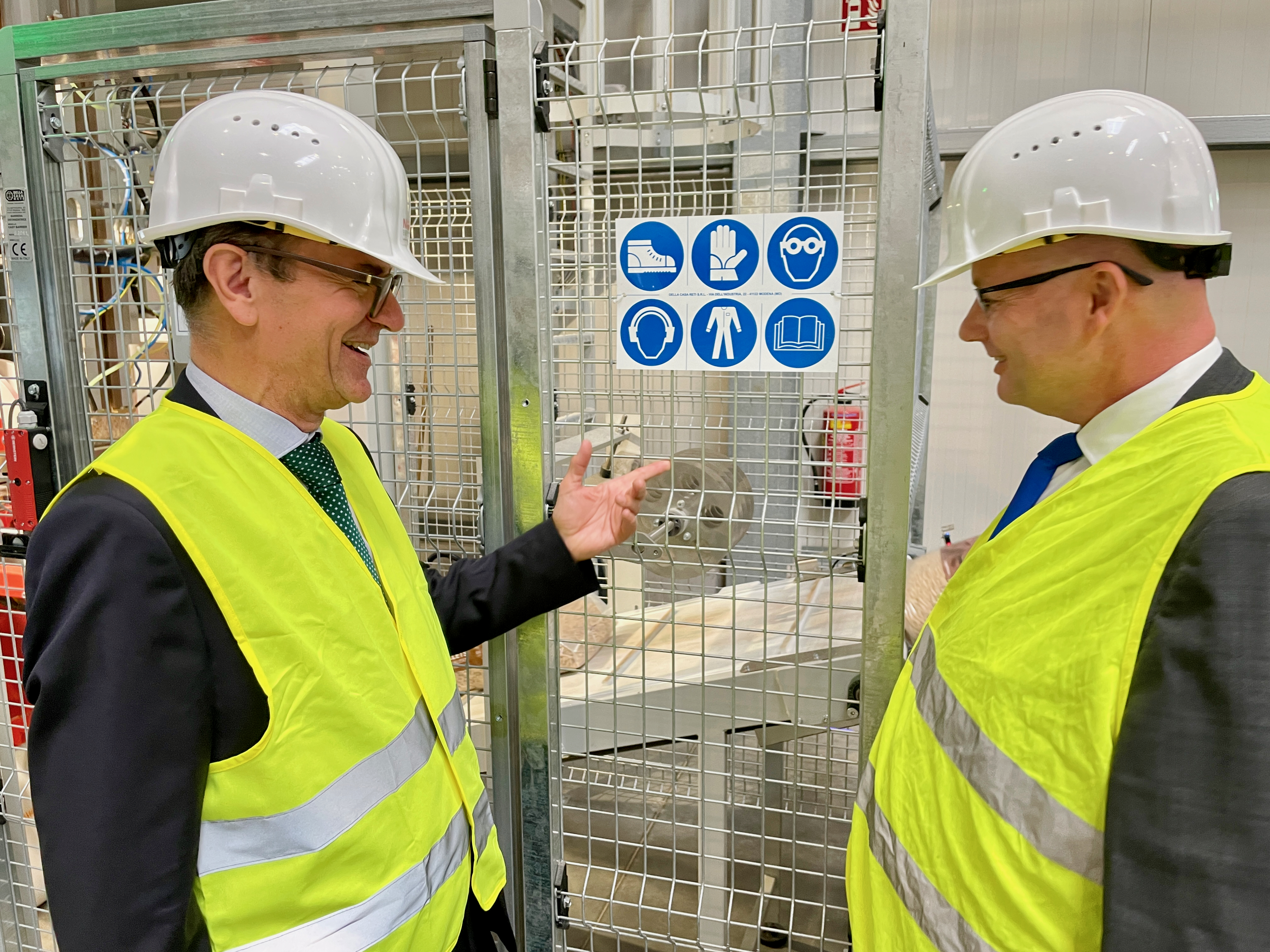 Michael Rab und Hans Christian Kirchmeier vor der Absackanlage der Pellets | © proPelletsAustria